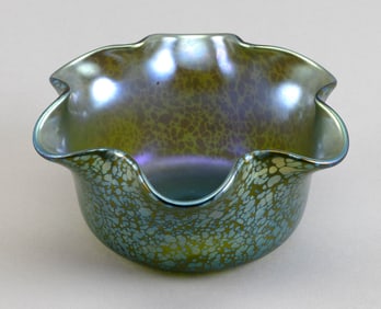 IRIDESCENT OIL SPOT ART GLASS BOWL ATTRIBUTED TO LOETZ Early 20th Century Height 2.75". Diameter
