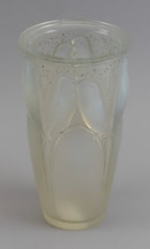 RENE LALIQUE "CEYLAN" OPALESCENT ART GLASS VASE Circa 1924 Height 9.5".