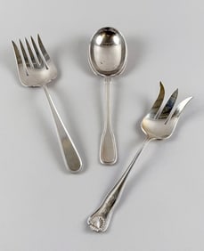 THREE STERLING SILVER SERVING PIECES Early to Mid-20th Century Approx. 9.6 troy oz.