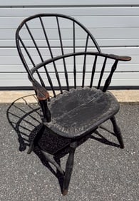 CONNECTICUT BOW-BACK WINDSOR ARMCHAIR Early 19th Century Back height 34.5". Seat height 16.25".