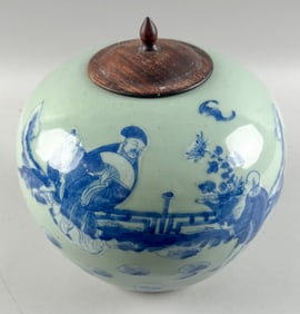 CHINESE BLUE AND WHITE PORCELAIN GINGER JAR 20th Century Total height 10".