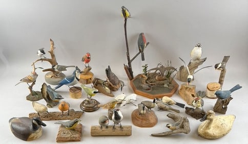 THIRTY-THREE BIRD CARVINGS 20th Century Heights from 3" to 9".