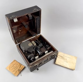 ESSE RADIO COMPANY CASED BUBBLE SEXTANT Indiana, 1959 Case height 6". Width 9.5". Depth 9.5".