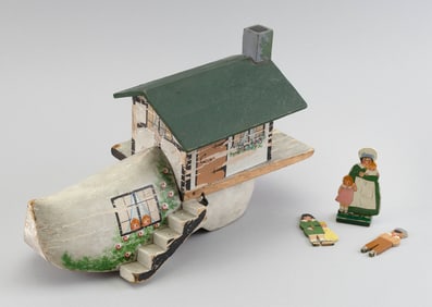 TRYON TOY MAKERS NORTH CAROLINA OLD WOMAN IN A SHOE TOY 20th Century Length 13".