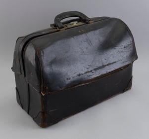BLACK LEATHER DOCTOR'S BAG Early 20th Century Length 24".