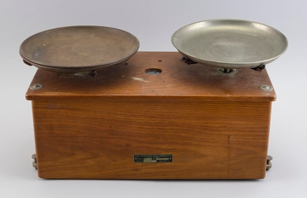 TORSION BALANCE CO. SCALE 20th Century Height 10". Width 18". Depth 9".