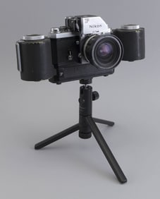 NIKON F SLR PHOTOMIC FTN CAMERA WITH LENS AND ACCESSORIES Length approx. 12".