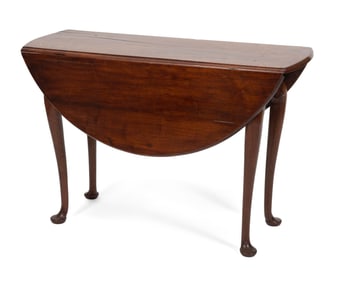 QUEEN ANNE WALNUT DROP-LEAF TABLE New England, Circa 1750 Height 27.25". Length 15" plus two 13.5"