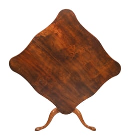CHIPPENDALE MAPLE AND TIGER MAPLE TILT-TOP TABLE 18th Century Height 27". Top 36" x 34".
