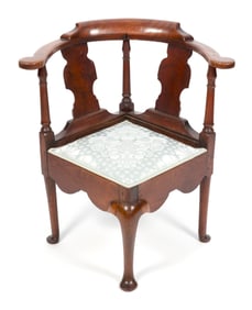 QUEEN ANNE WALNUT CORNER CHAIR Massachusetts, 18th Century Back height 31.5". Seat height 16.5".