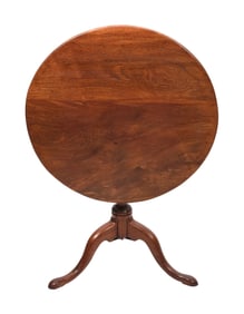 QUEEN ANNE MAHOGANY TILT-TOP TABLE Late 18th Century Height 27". Top diameter 29".