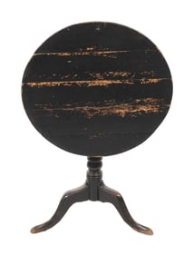 CONNECTICUT RIVER VALLEY QUEEN ANNE TILT-TOP TABLE Late 18th Century Height 29". Diameter 27".