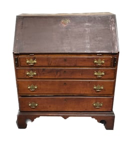 CHIPPENDALE SLANT-LID DESK 18th Century Height 45". Width 37". Depth 19.5".