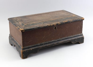 RED AND BLACK PAINTED PINE DEED OR DOCUMENT BOX 19th Century Height 8". Width 18". Depth 10.25".