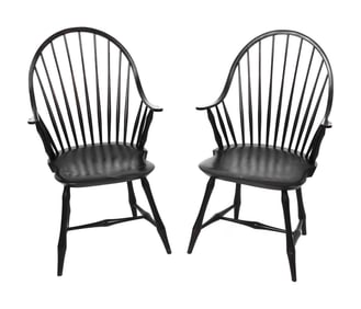 PAIR OF WARREN CHAIR WORKS WINDSOR CONTINUOUS ARMCHAIRS Rhode Island, 20th Century Back heights