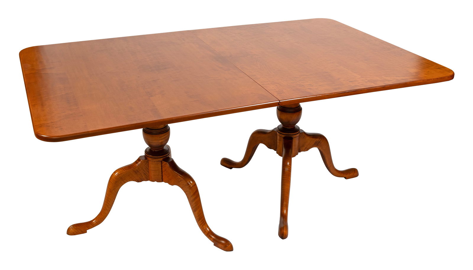 ELDRED WHEELER QUEEN ANNE-STYLE DINING TABLE Massachusetts, 20th Century Height 29". Length 66".: ELDRED WHEELER QUEEN ANNE-STYLE DINING TABLEMassachusetts, 20th CenturyTiger maple.Height 29". Length 66". Width 42".