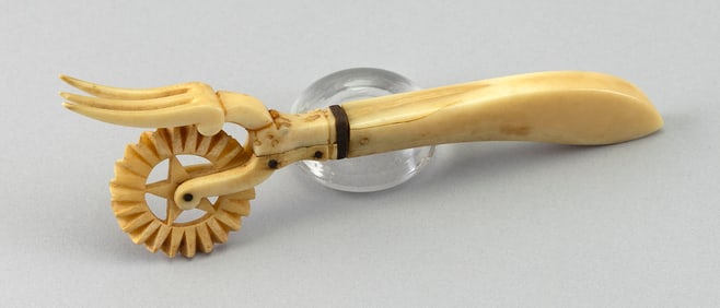 WHALE IVORY PIE CRIMPER 19th Century Length 8".
