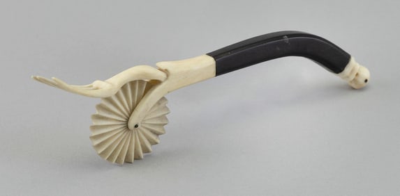 WHALE IVORY AND ISLAND WOOD PIE CRIMPER 19th Century Length 7.25".