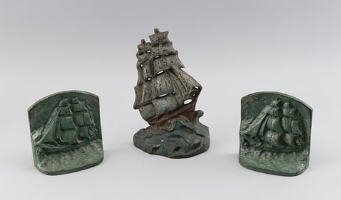 CAST IRON CLIPPER SHIP DOORSTOP AND PAIR OF THREE-MASTED SHIP BOOKENDS 20th Century Heights to