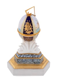 ROYAL WORCESTER PORCELAIN EGG COMMEMORATING THE 1987 AMERICA'S CUP 20th Century Height 13.5". Base
