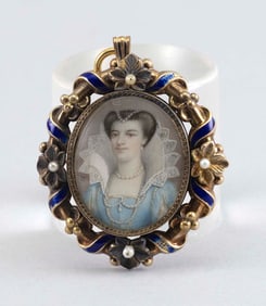 MINIATURE PORTRAIT OF A REGAL WOMAN SET WITHIN A 10KT GOLD BROOCH United Kingdom, Mid-19th Century