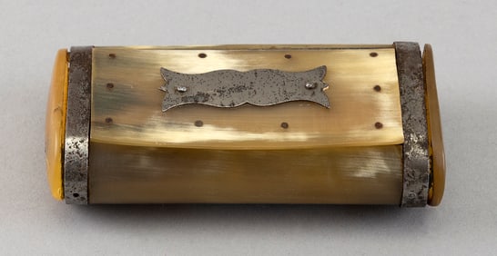 HORN SNUFF BOX Late 19th Century Length 3.5".