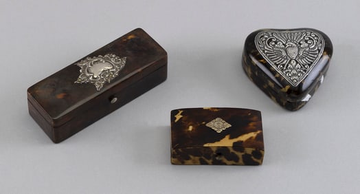 THREE SHELL SNUFF BOXES 19th Century Lengths from 2.75" to 4.25".