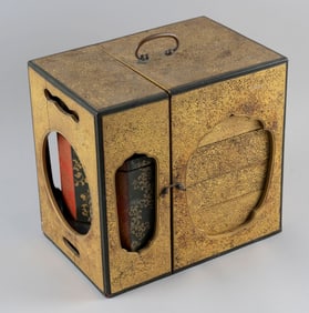 JAPANESE TEXTURED GILT, BLACK AND RED LACQUER PICNIC CASE Meiji Period Case height 11". Width 8" x