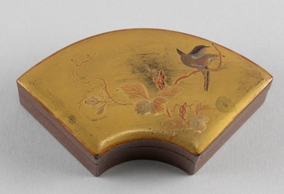 JAPANESE LACQUER FAN-FORM BOX Late 19th/Early 20th Century Length 3.25".