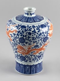 CHINESE UNDGERGLAZE BLUE AND WHITE PORCELAIN MEIPING VASE Early 20th Century Height 13".
