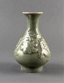 CHINESE LONGQUAN CELADON PORCELAIN VASE 19th Century Height 5".