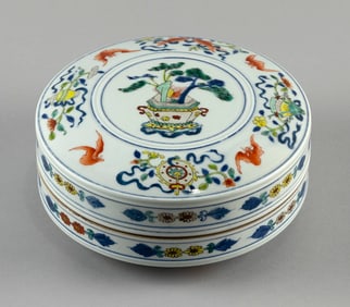 CHINESE WUCAI PORCELAIN COVERED BOWL Late 19th/Early 20th Century Height 3.5". Diameter 8".
