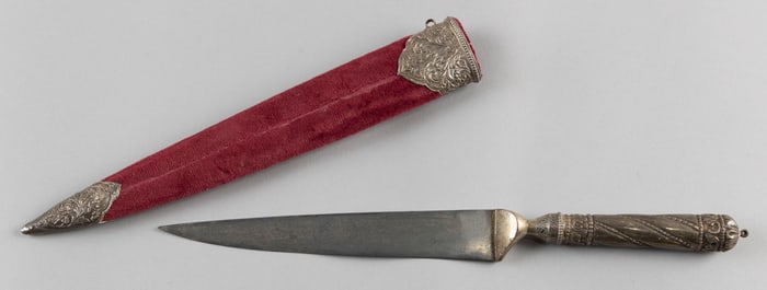 INDO-PERSIAN KARD DAGGER AND SCABBARD 19th Century Total length 14". Length of blade 7".