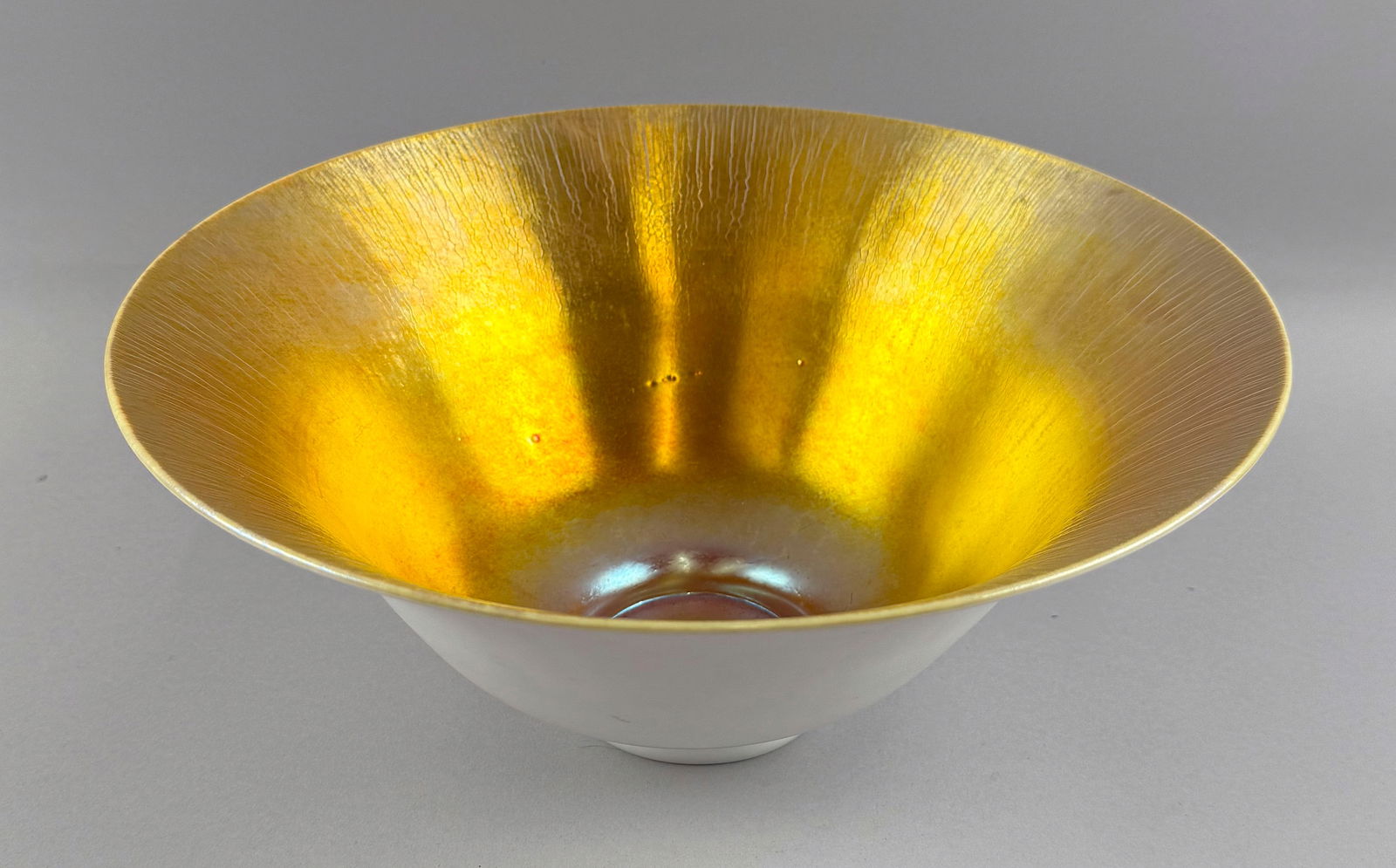 STEUBEN GOLD AURENE GLASS BOWL New York, Early 20th Century Height 5.5". Diameter 12".: STEUBEN GOLD AURENE GLASS BOWLNew York, Early 20th CenturyUnmarked.Height 5.5". Diameter 12".