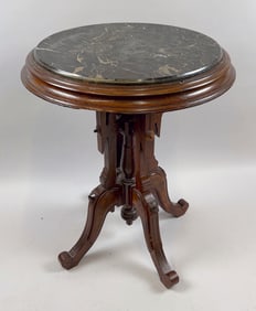 EASTLAKE SIDE TABLE Late 19th Century Height 25". Top diameter 20".