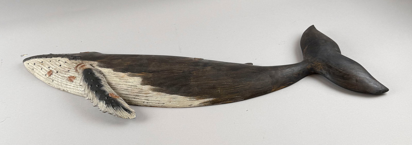 ROGER MITCHELL CARVED AND PAINTED WOODEN HUMPBACK WHALE Massachusetts, Contemporary Length 34".: ROGER MITCHELL CARVED AND PAINTED WOODEN HUMPBACK WHALE Massachusetts, Contemporary Signed on back "R. Mitchell". Length 34".