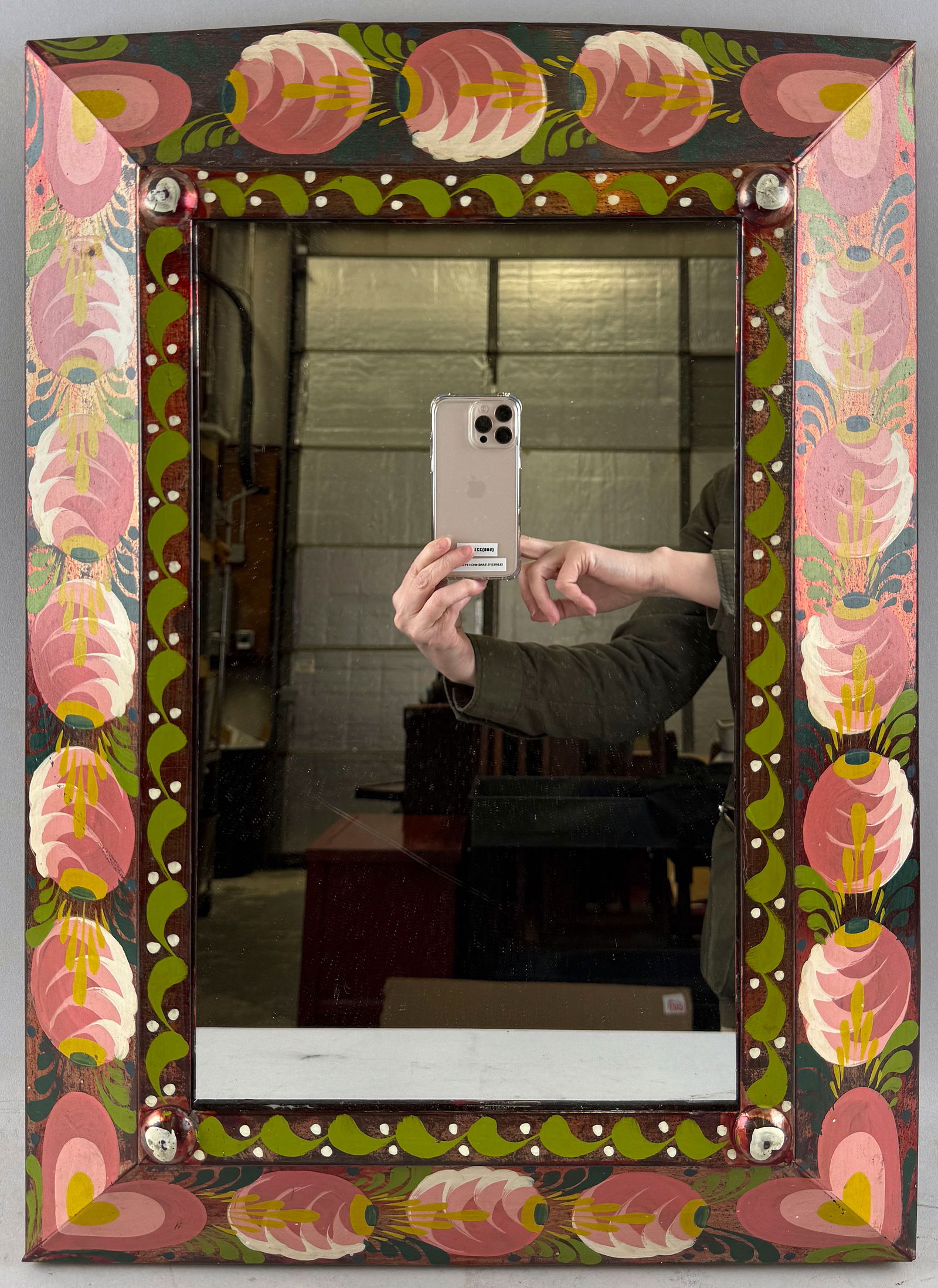 PETER HUNT (Massachusetts, 1896-1967), Tin mirror with painted heart and rose decoration., Height: PETER HUNTMassachusetts, 1896-1967Tin mirror with painted heart and rose decoration. Unsigned.Height 22". Width 16".