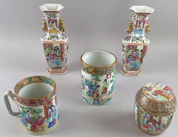 FIVE PIECES OF CHINESE ROSE MEDALLION PORCELAIN Late 19th/Early 20th Century