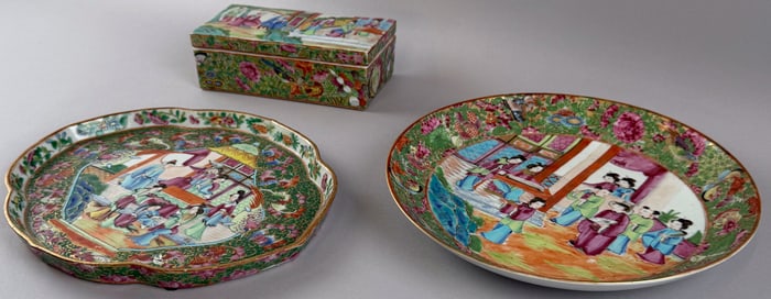 THREE PIECES OF CHINESE ROSE MEDALLION PORCELAIN Late 19th Century