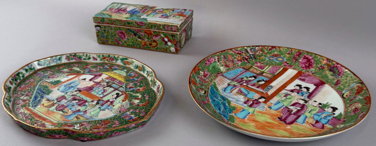 THREE PIECES OF CHINESE ROSE MEDALLION PORCELAIN Late 19th Century (1 of 7)