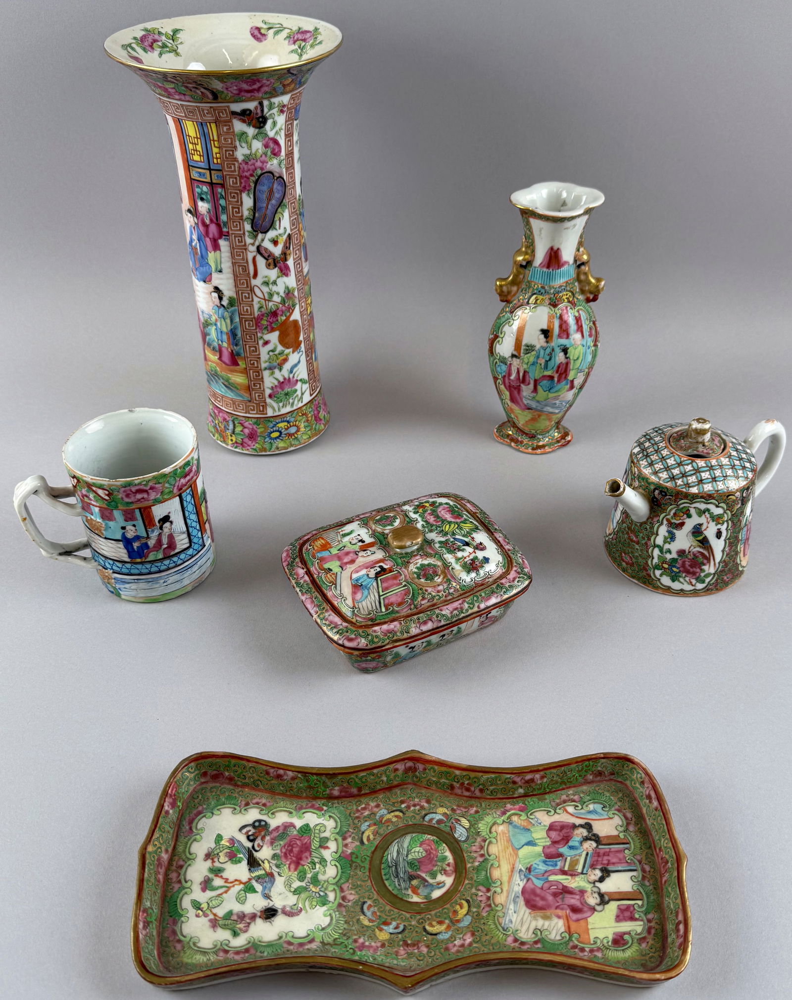 SIX PIECES OF CHINESE ROSE MEDALLION PORCELAIN Late 19th/Early 20th Century (1 of 5)