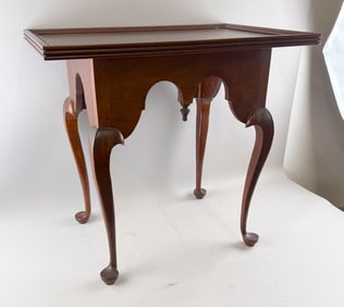 BENCH-MADE QUEEN ANNE-STYLE MAPLE TEA TABLE Late 20th Century Height 28". Length 30". Width 20".