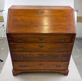 CUSTOM-MADE MAPLE AND TIGER MAPLE SLANT-LID DESK 20th Century Height 40". Width 35". Depth 19".