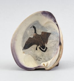 PAINTING OF A CANADA GOOSE ON A QUAHOG SHELL 20th Century Length 4".