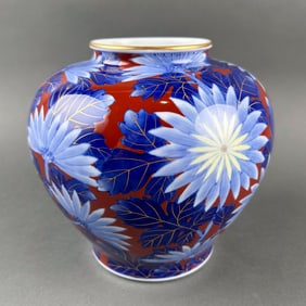 JAPANESE KORANSHA PEAR-SHAPED PORCELAIN VASE 20th Century Height 8".