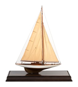 CASED MODEL OF THE YACHT "WINDWARD" 20th Century Case height 39". Length 33". Width 11".