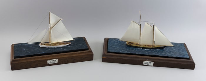 PAIR OF CASED MODELS OF AMERICA'S CUP YACHTS 20th Century Case heights 13". Lengths 17". Widths 7".