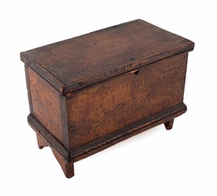 MINIATURE PUTTY AND GRAIN-PAINTED BLANKET BOX America, Circa 1825 Height 10.25". Width 14". Depth