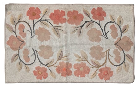 FLORAL HOOKED RUG Early 20th Century 30.5" x 49".
