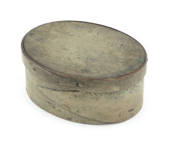 OVAL SHAKER COVERED BOX 19th Century Height 2.5". Length 6.25".